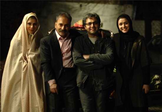 ترانه علیدوستی، صابر ابر، حمیدرضا آذرنگ و سحر دولتشاهی در آسمان زرد کم عمق ساخته بهرام توکلی فیلم آسمان زرد کم عمق