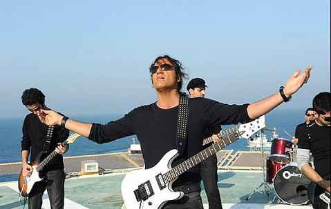 خاكي: «اينجا تاريک نيست» سبك و ادبياتي مدرن دارد